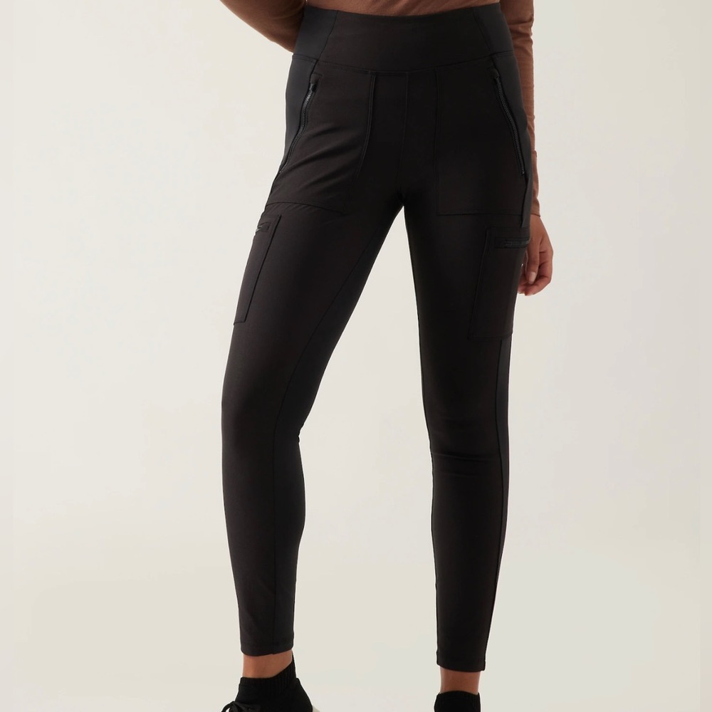 Athleta Headlands Hybrid Cargo II Tight in black women’s size 6.